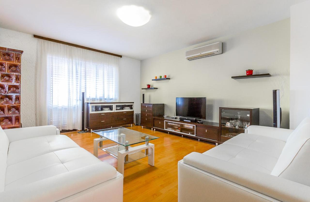 Holiday Home Villa بولا الغرفة الصورة
